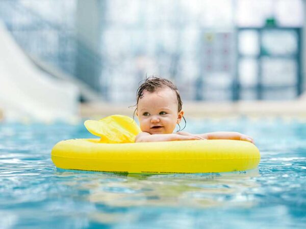 niemowlak-w-basenie